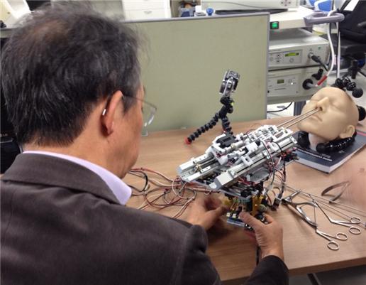 2차 프로토 타입 로봇을 이용한 뇌하수체 종양 수술 시연